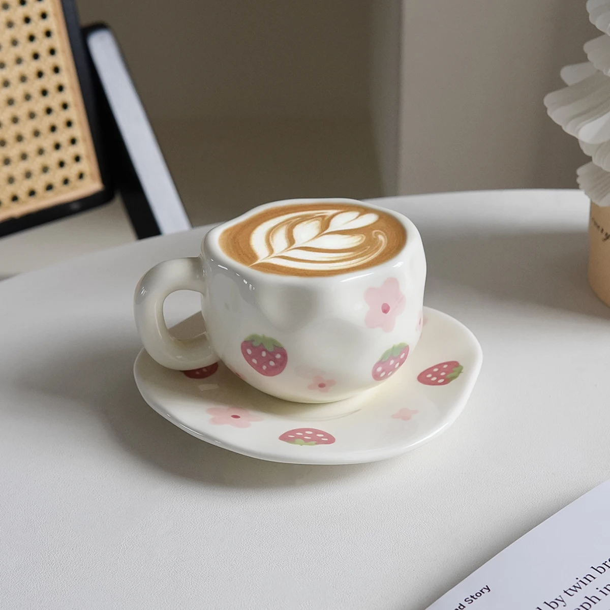 1 conjunto de xícaras e pires de café de cerâmica com flor de morango, canecas irregulares pintadas à mão, xícaras de café de mirtilo fresco, adequadas para decoração de casa, xícaras e pires de leite e pão para café da manhã diário, xícaras de café e bol