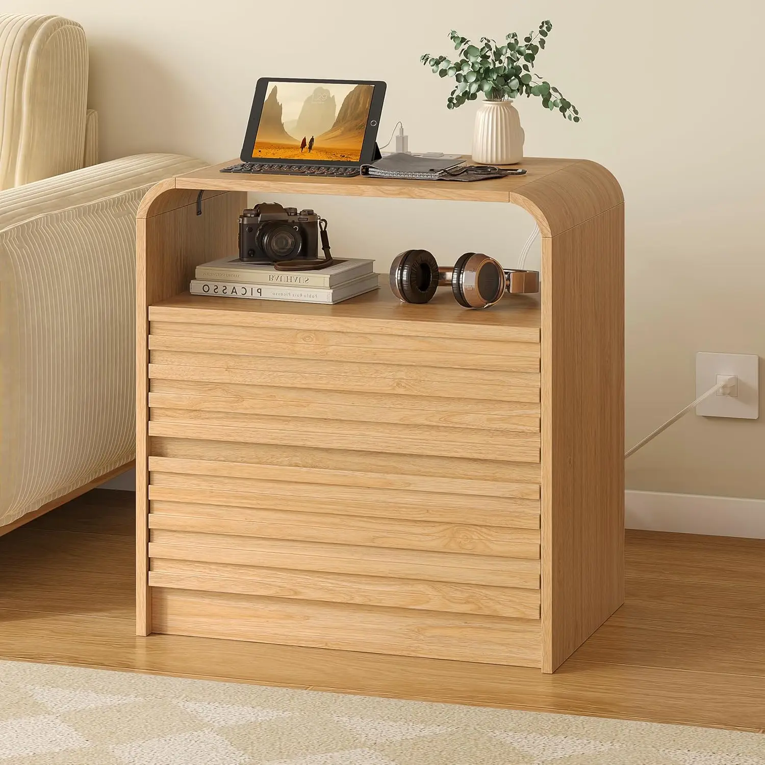 

Современная прикроватная тумба с зарядной станцией, деревянная тумба шириной 23,6 дюйма с 2 выдвижными ящиками и изогнутым краем, в стиле фермерского дома с рифленой отделкой