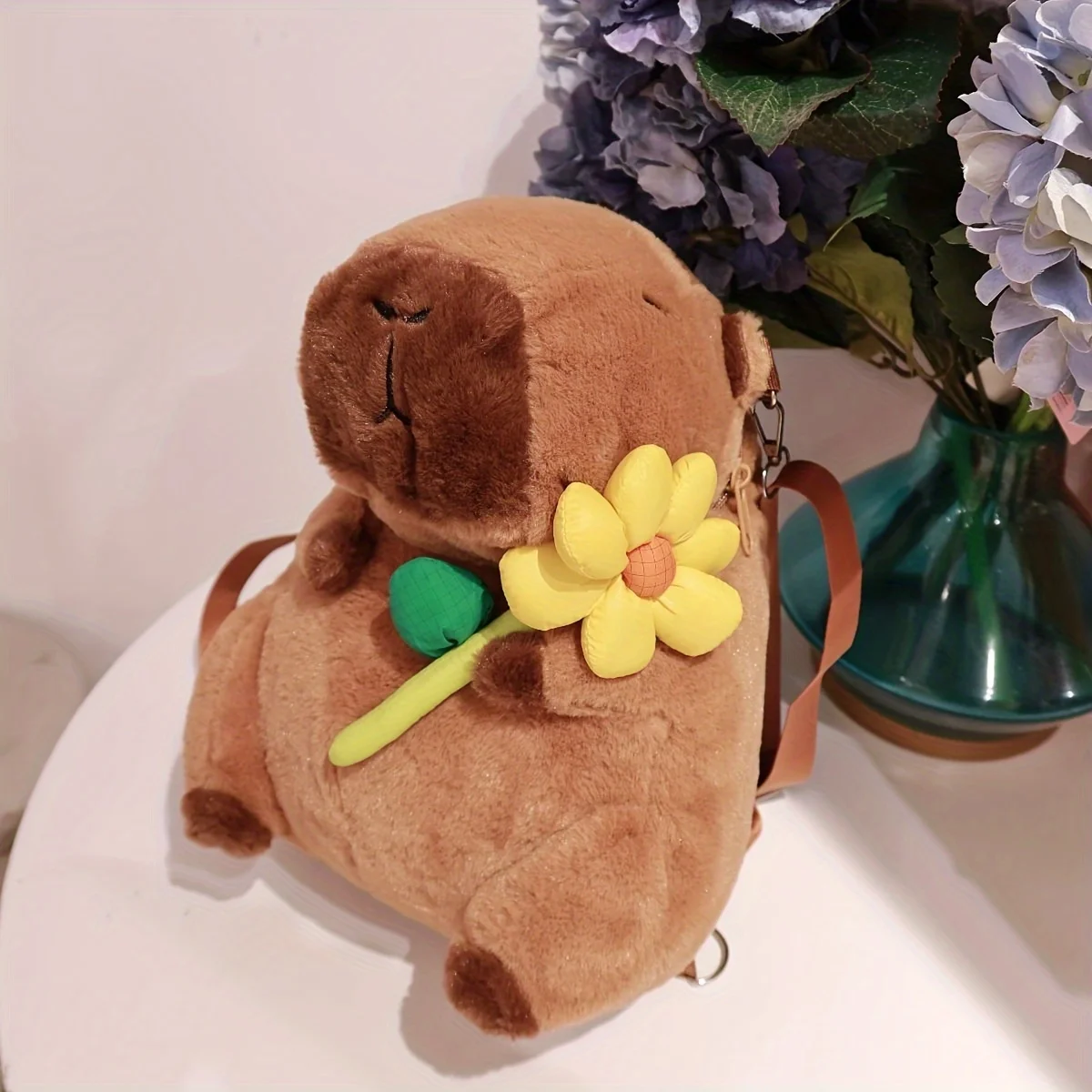 Linda mochila de felpa de capibara, diseño de animal relleno marrón con flor amarilla, regalos para niñas y niños, regalos de Navidad