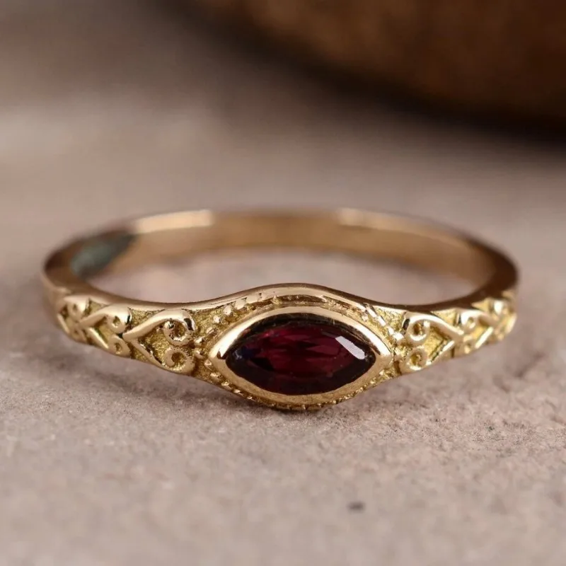 

Jianjie Light Luxury Vintage Women's Inlaid Red Zircon Rings Banquet Golden Piping Mature Charming Ring Jewelry Trend