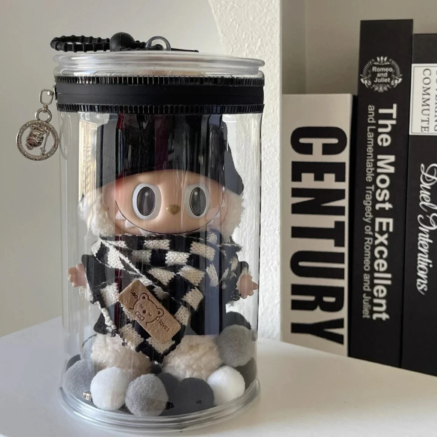 Premium-PVC-Labubu-Aufbewahrung – 17 cm große Puppen-Schutzhülle der Coca-Cola-Serie