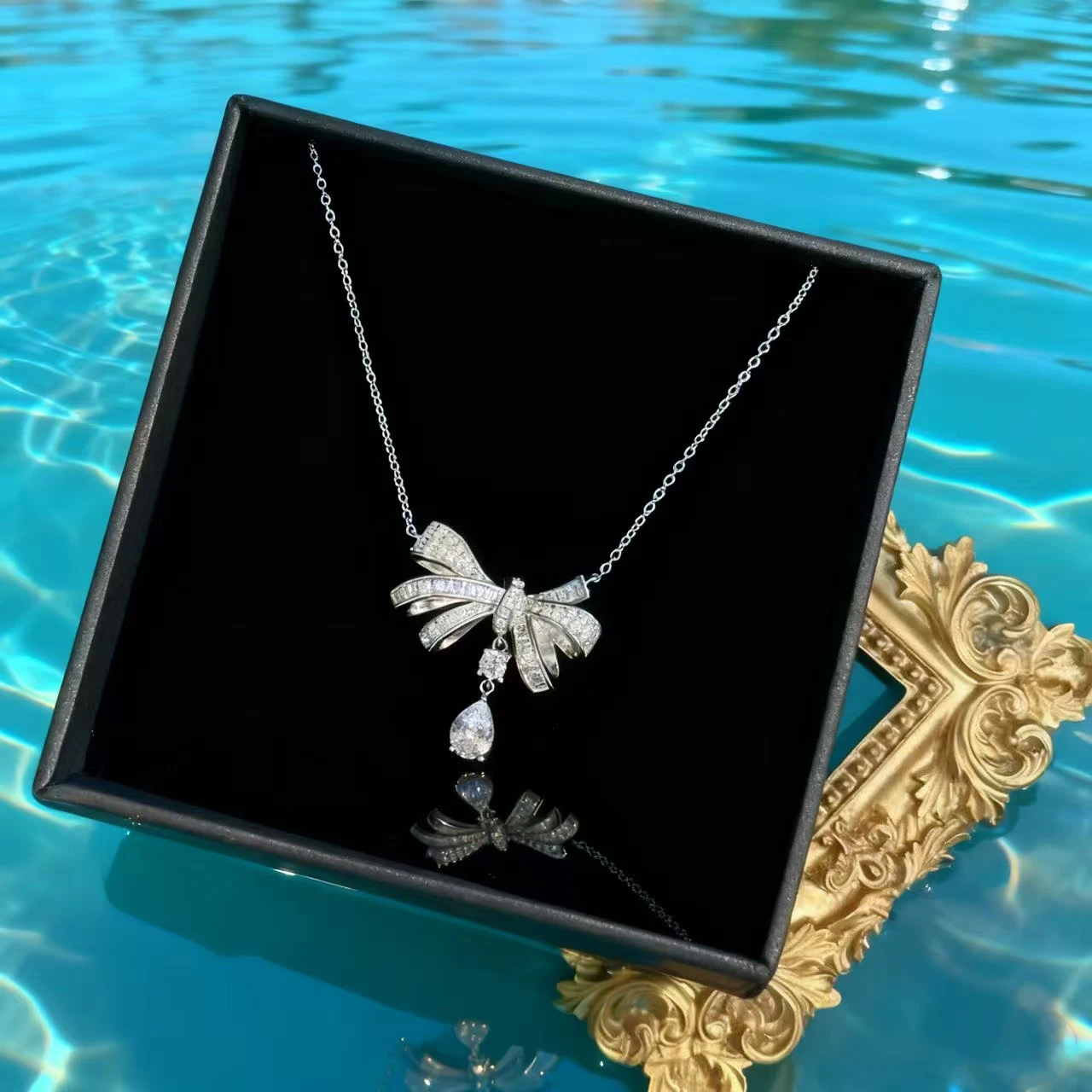

Hot Selling in France Bowknot Exquisite Ladies' Necklace Classic Silver Moissanite Sparkling And Enchanting Christmas Gift