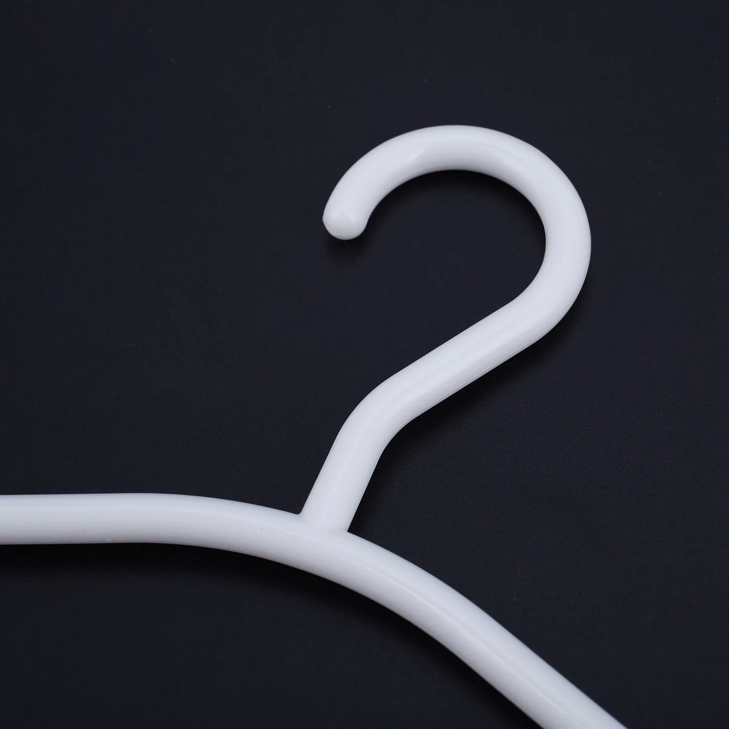 RIRI WHITE – Packung mit 10 Stück Kleiderbügel, rutschfeste Kleiderbügel für Kinderkleidung, PP-Kleiderbügel für Babys oder Kinder, 27 x 15 cm