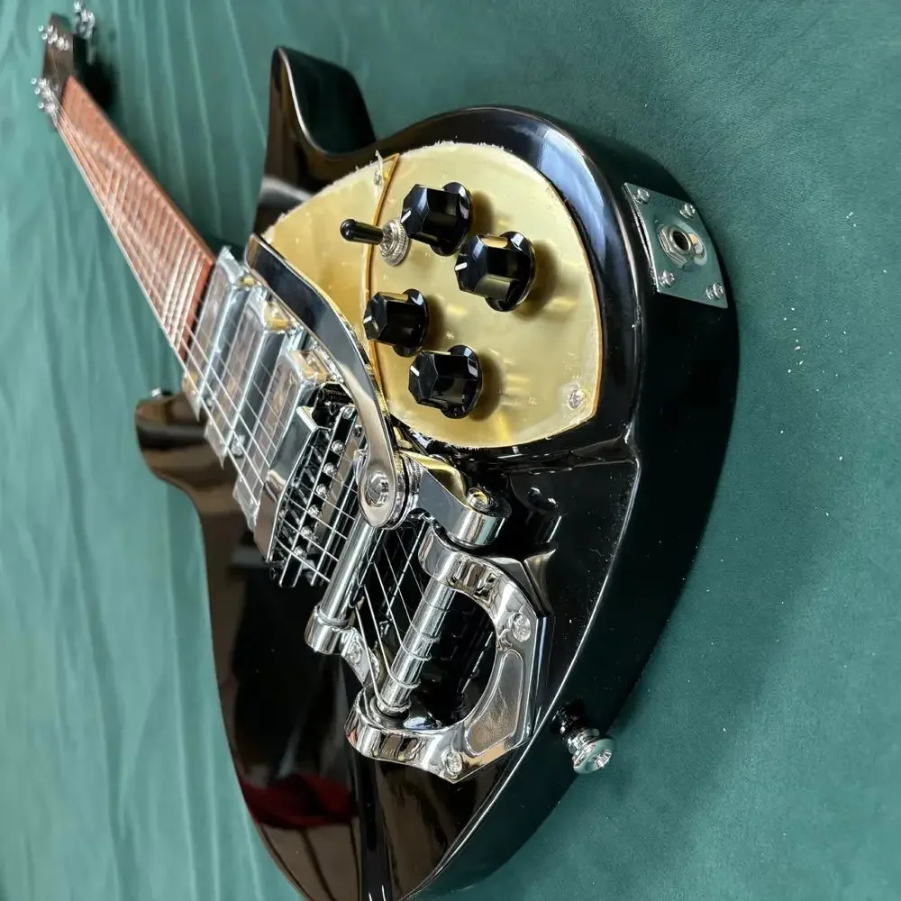 Electric Guitar Golden Color - Gold pickguard, maple neck, humbucker pickups, 22 frets, gloss finish, stable tuning