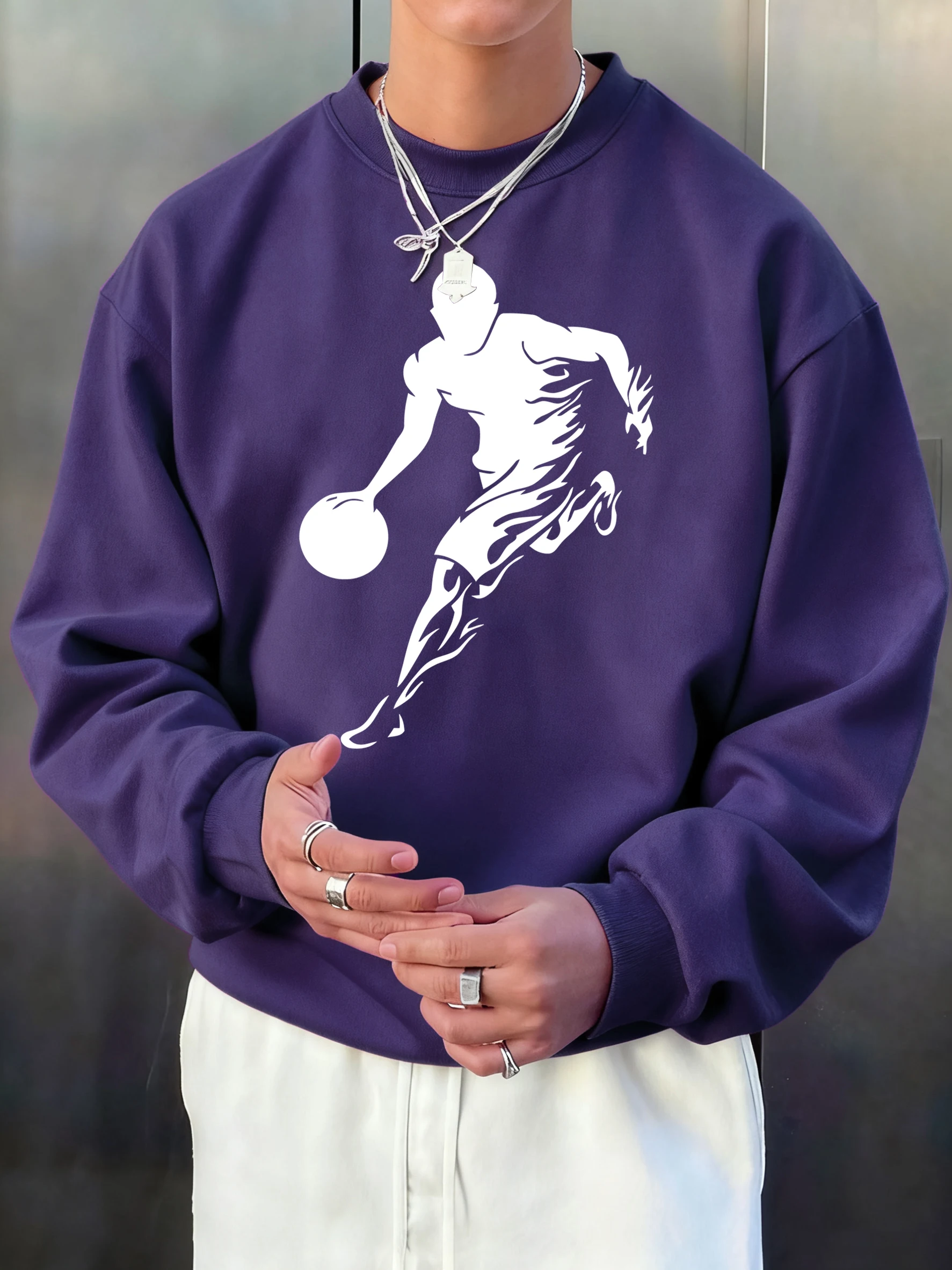 Er spielt aktuell Basketball. Bedrucktes Herren-Büro-Oberteil, Streetwear, Alltagsmode, Pullover, bequemer Winter-Sweatshirt, lockerer Sport-Hoodie.