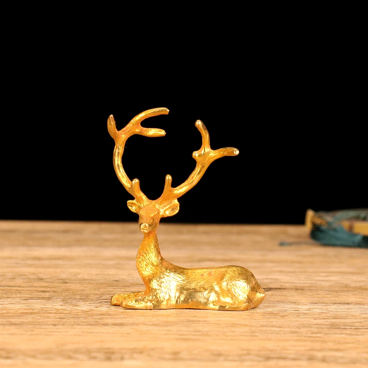 Furniture and Handicrafts Gilded sika Deer Have a Beautiful Appearance and Exquisite Craftsmanship