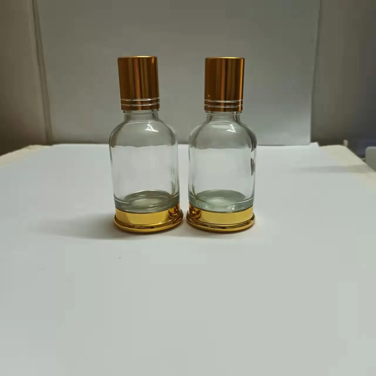 20/30/50ml szkło bezbarwne butelka z kulką z złota baza do aromaterapii perfum butelka typu Roll-on pojemnik na kosmetyki