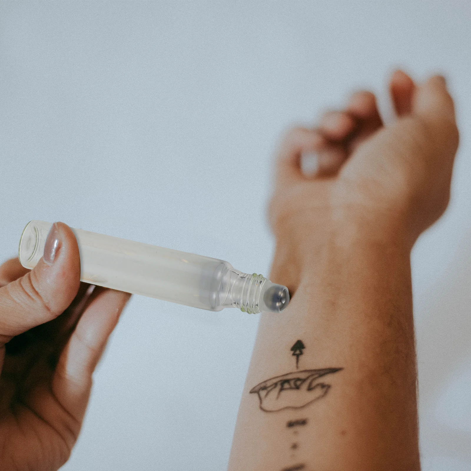 

20Pcs Essential Oil Bottles Glass Roller Leak Proof Portable Sub Package Containers Reusable Travel Gift Roller Bottle