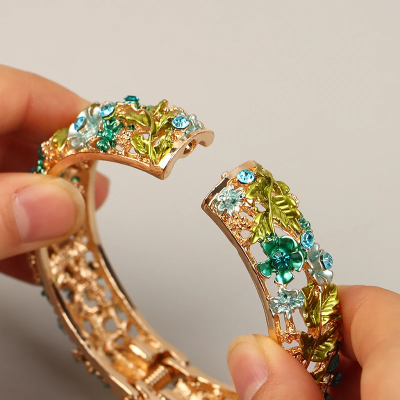 النمط الصيني رائعة الملونة العرقية نمط زهرة أساور سبيكة مخرمة النقش خمر أساور مفتوحة للنساء مجوهرات