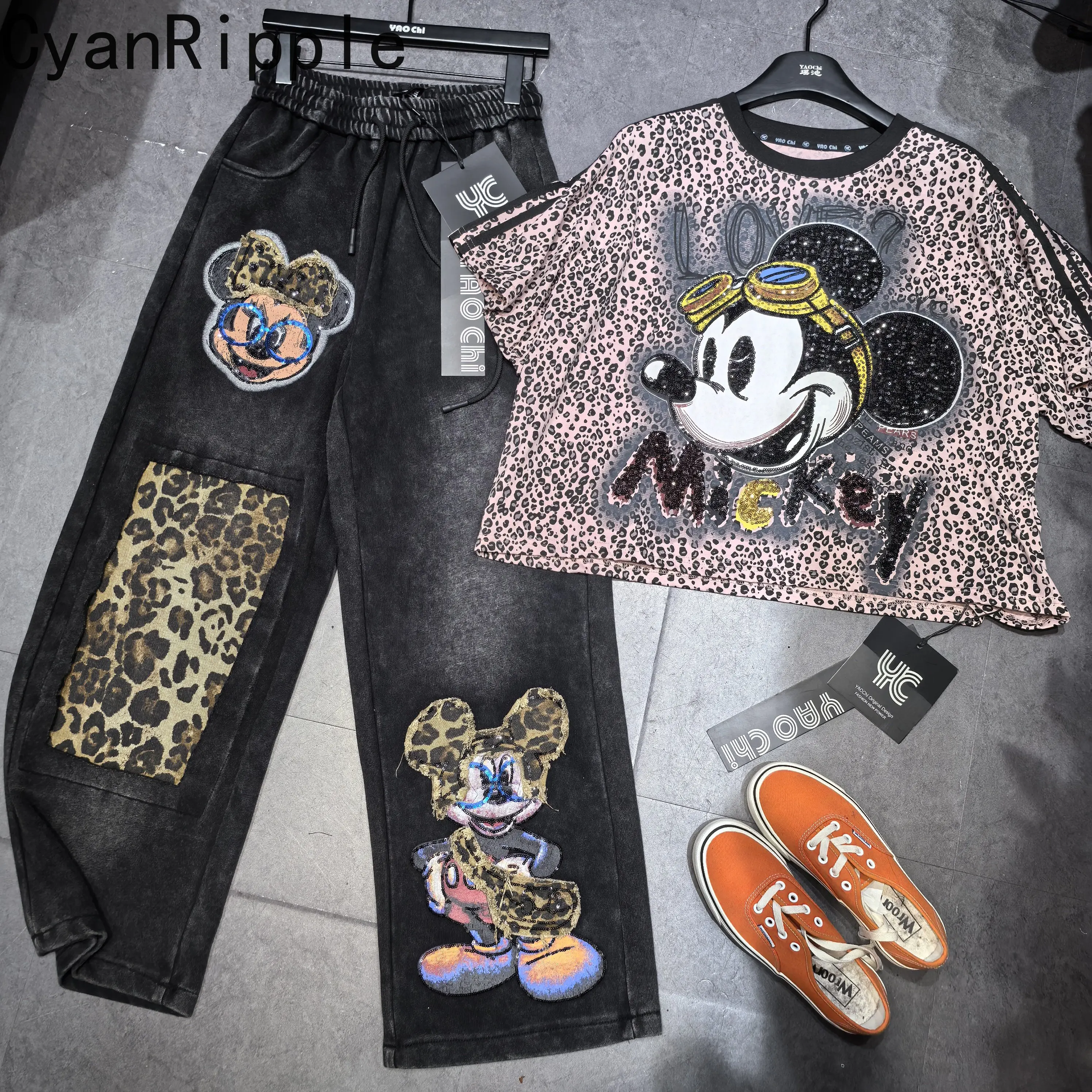 

Модный женский комплект из двух предметов: футболка с коротким рукавом с пайетками и леопардовым принтом Микки Маус + повседневные брюки с вышивкой и эластичной талией, широкие штанины