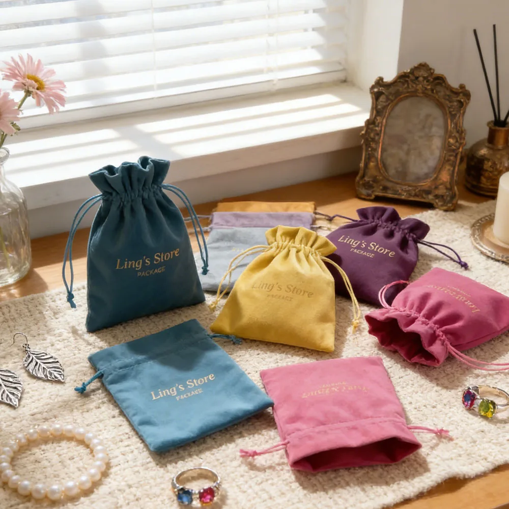 

100 шт. подарочных мешочков из бархата с индивидуальным логотипом для ювелирных изделий, персонализированные плюшевые мешочки на шнурке для хранения, упаковки конфет, свадебных сувениров