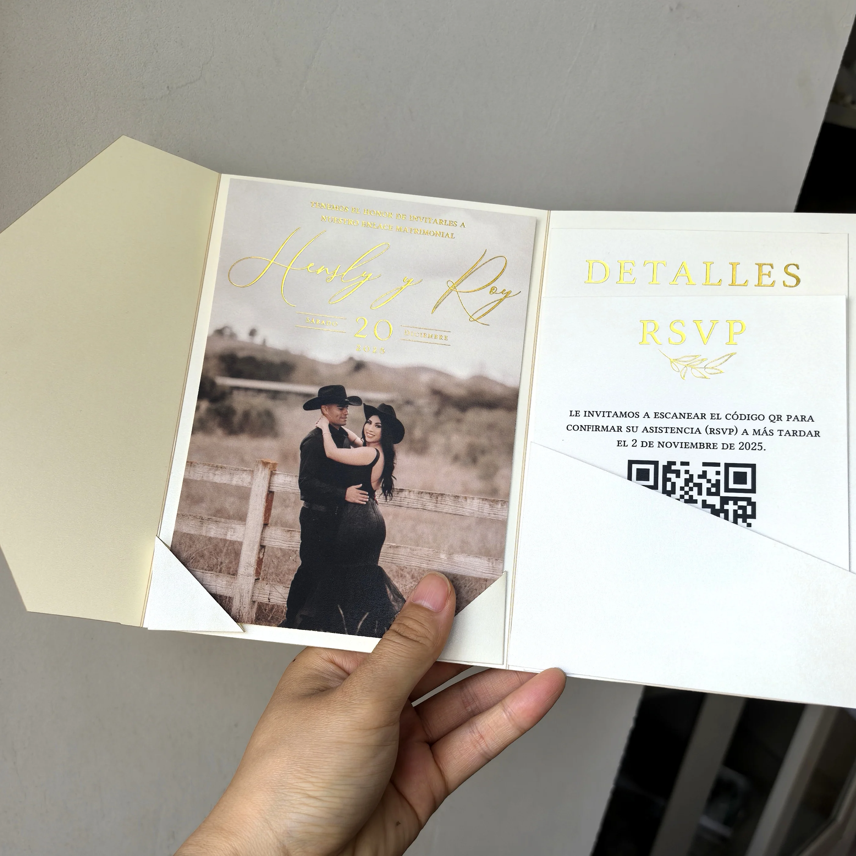بطاقة أكريليك بحامل ثلاثي الطي مخصص عبرية مع جيب Rsvp وصورة تحت المنطقة حيث يذهب دعوات الأكريليك