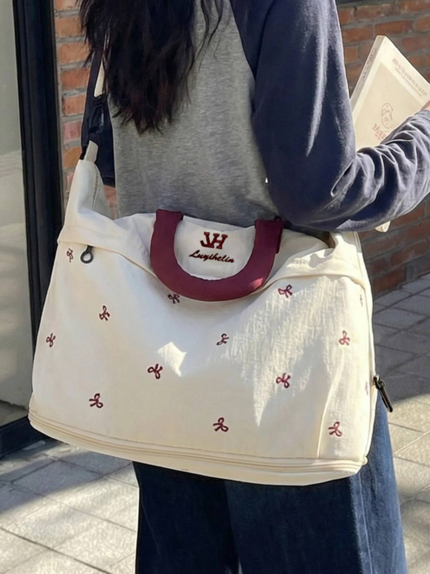 刺繍入り蝶柄大容量トラベルバッグ女性用軽量短期旅行ハンドバッグ学生寮荷物バッグ通勤フィットネスバッグ