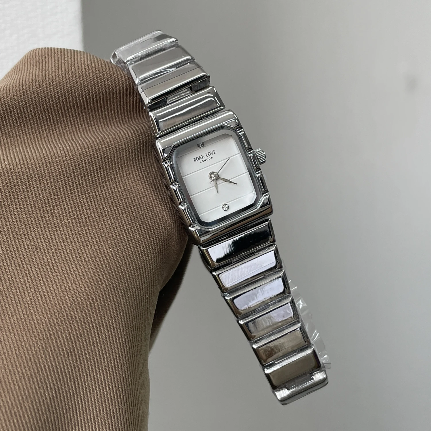 

Модные, изысканные, нишевые, высококачественные стильные женские водонепроницаемые часы CILOA для повседневного использования.