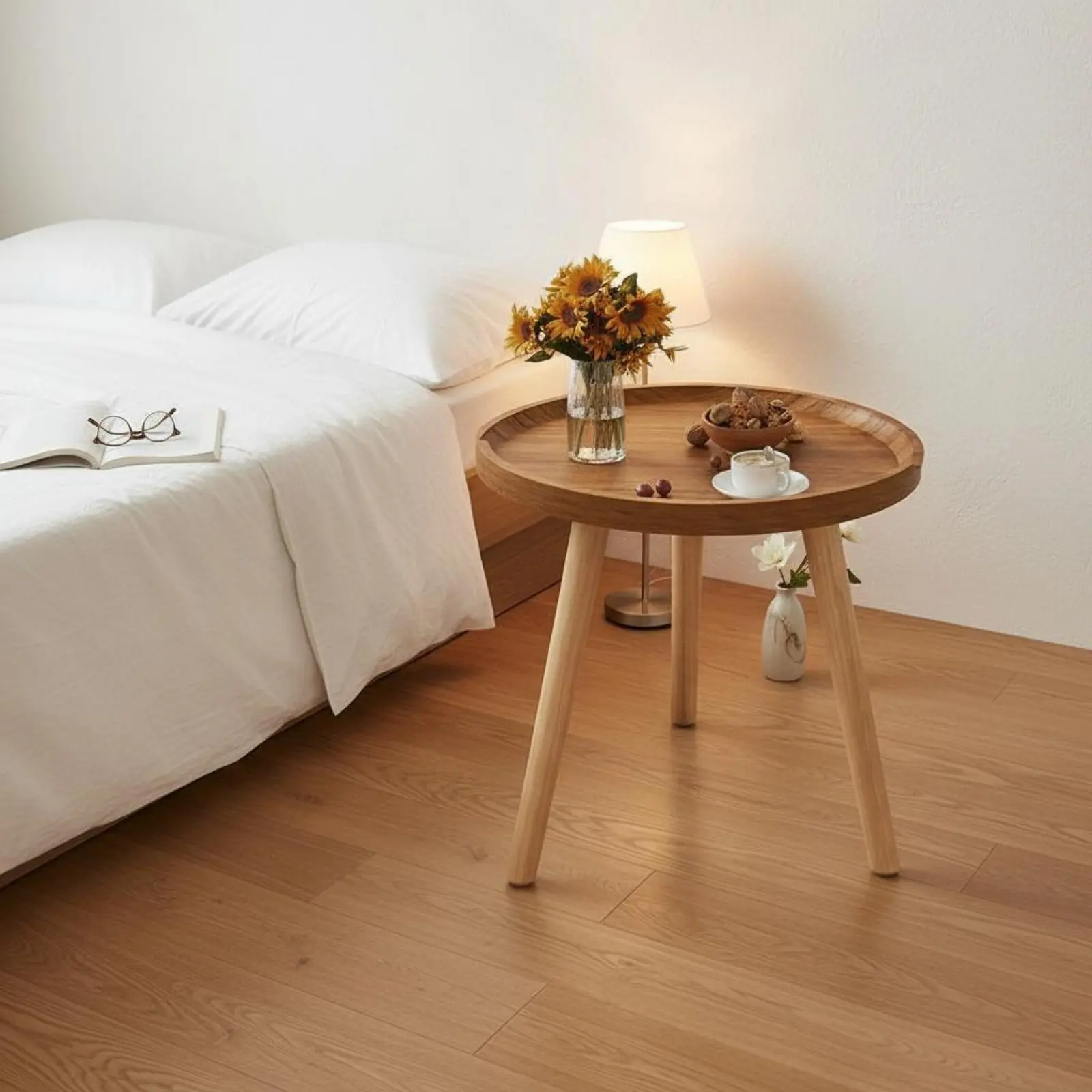 小さなコーヒーテーブル、安定した三脚ベース、木製ナイトスタンド、丸型サイドテーブル、厚みのある表面、寝室、バルコニー用の家庭用家具