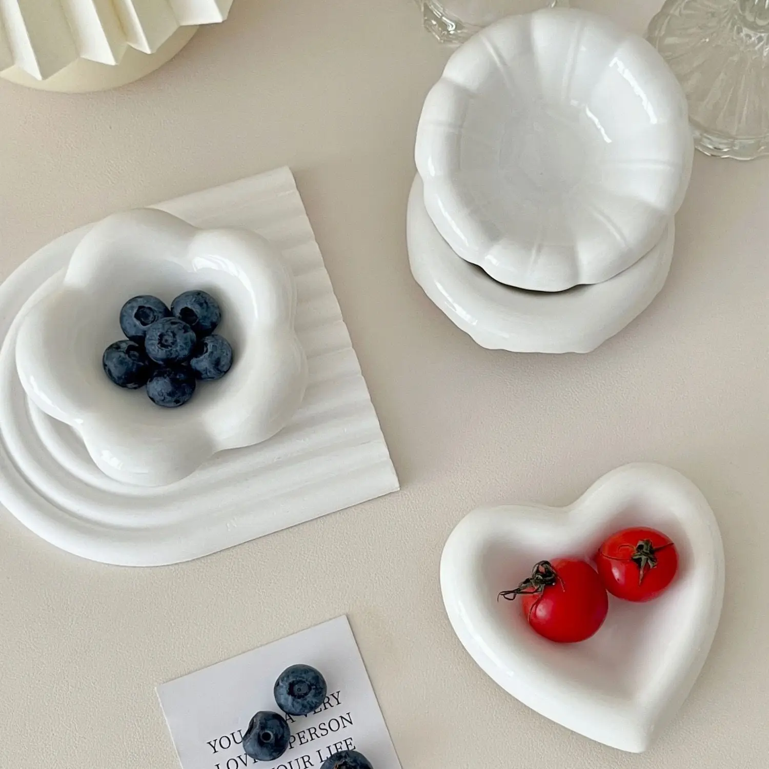 Nordic Flavor Ceramic Small Dish, Cute Small Dish with Heart shaped Flowers for Home Use Snack Dip Seasoning Small Dish