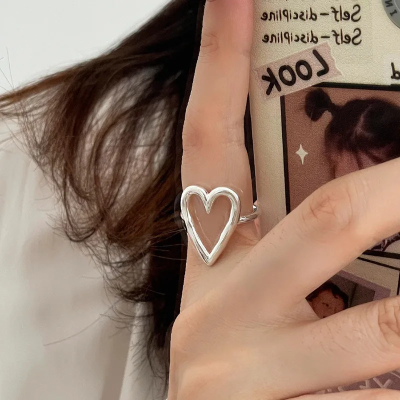 Vintage Unique Heart Motif Ring Texture Hollowed-Out Rings for Women Silver Color Temperament Jewelry Gift Daily Wear