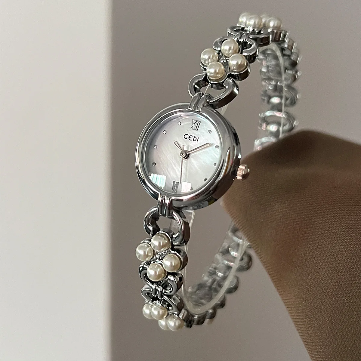 Fashion Watch for Women with Inlaid Pearl Bracelet Light Luxury Simple and Versatile Lady's Quartz Watch