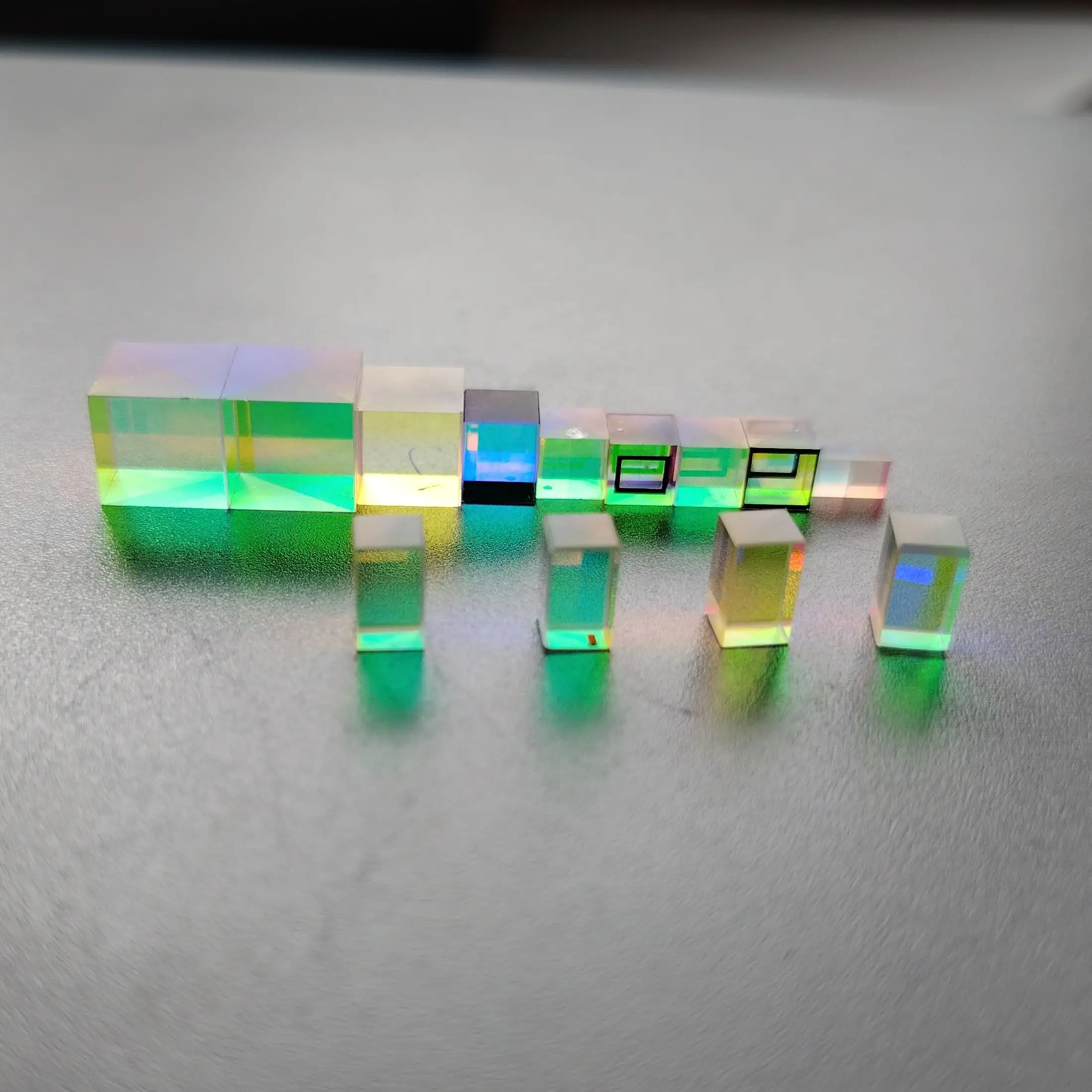 Imagem -04 - Dicroico X-cube Prisma Mini Cruz Danificada Combinador Rgb Divisor Vidro Óptico Prisma Quadrado Decoração de Festa Aceito Aleatoriamente 10 Pcs