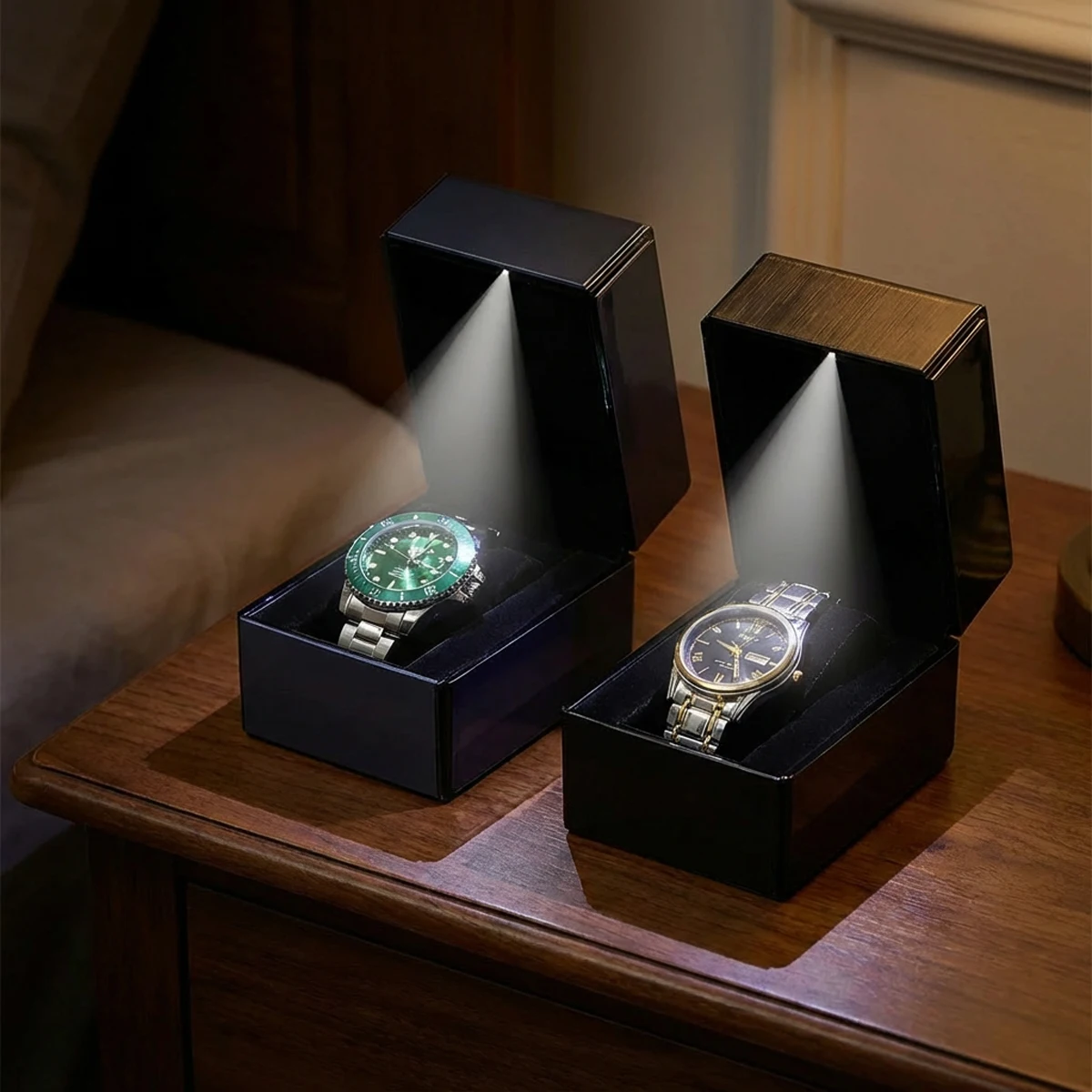 

PU Leather Watch Box with LED Light Clamshell Single Watch Gift Box Wristwatch Display Case Organizer for Men With Lamp