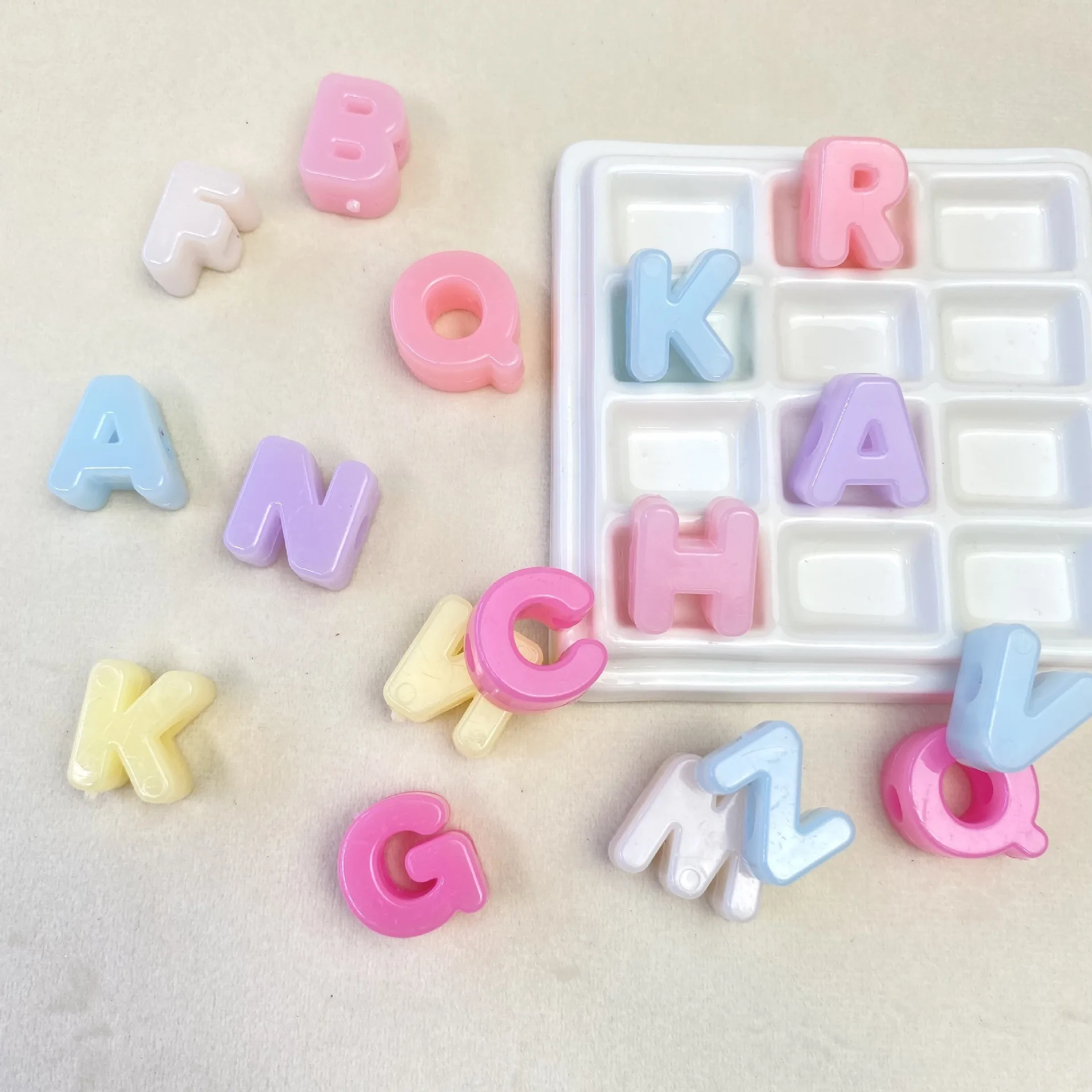 20mm Acryl-Buchstabenperlen in Bonbonfarben DIY-Set, Großloch-Alphabetperlen für Schmuckherstellung, Flechten, Schlüsselanhänger, Basteldekoration – Detail 3