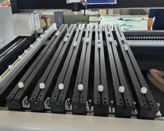 【ساخن】آلة السفع الرملي ذات الأداء المستقر للتحكم في محرك المؤازر الزجاجي La-ser بدقة عالية