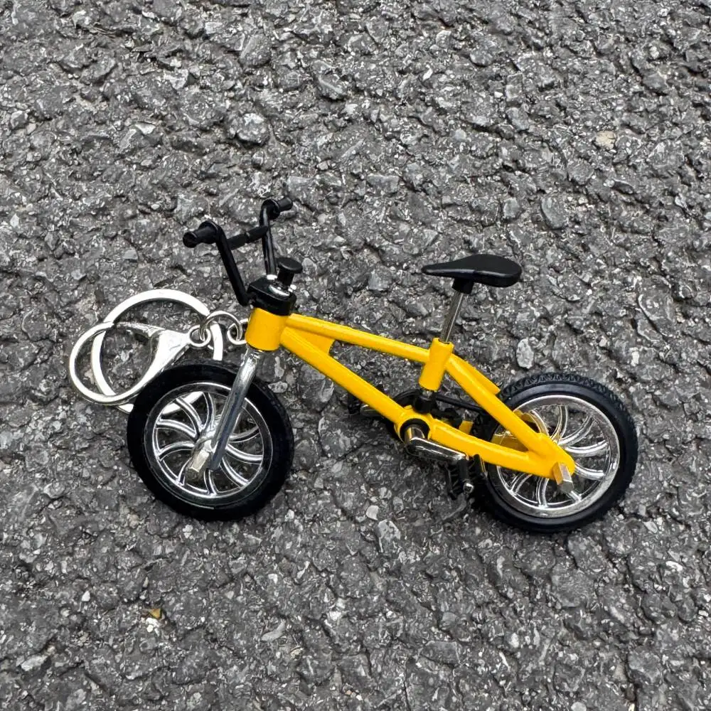 نموذج دراجة إصبع سبيكة إبداعية مع سلاسل المفاتيح نموذج دراجات جبلية صغيرة أنيقة للأطفال الأولاد هدايا الكبار على ظهره ديكور