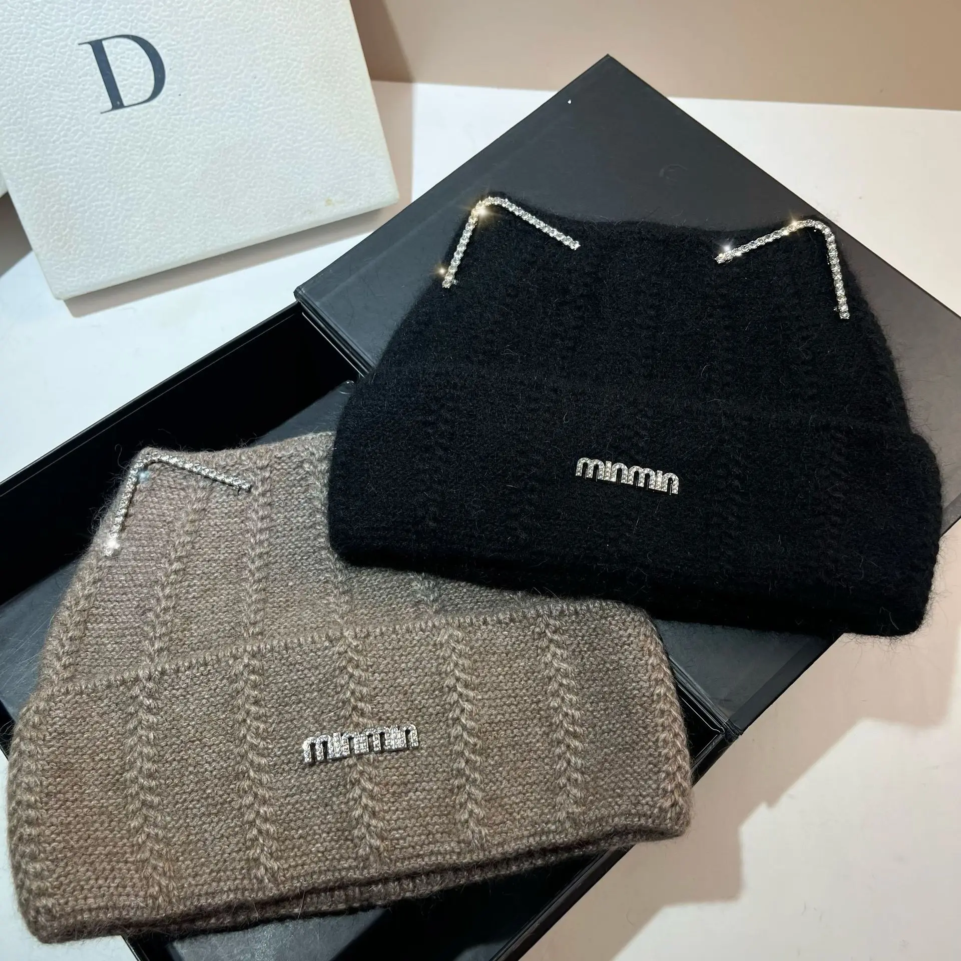 Tania czapka z króliczymi uszami - styl koreański, miękki pompon z króliczego futra, ciepła zimowa czapka dla kobiet