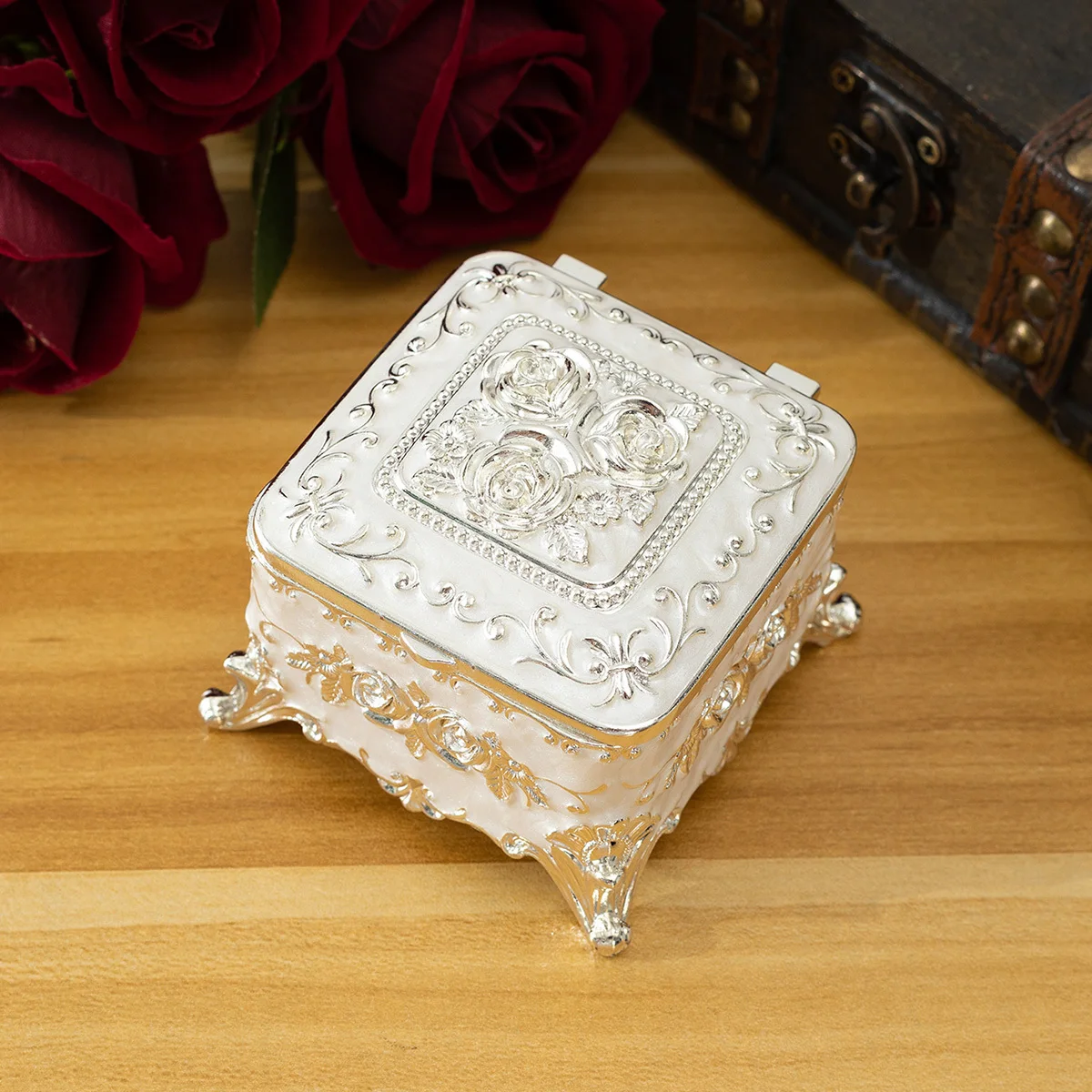 Metal Creative European Vintage Jewelry Gold-plated Hand-painted Box Small High-end Rose Jewelry Storage Box Cotton Swab Box Val