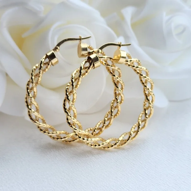 Modische goldfarbene hohle Twist-Creolen für Damen, schlichter, eleganter Schmuck, Bankett- und Hochzeitsohrringe