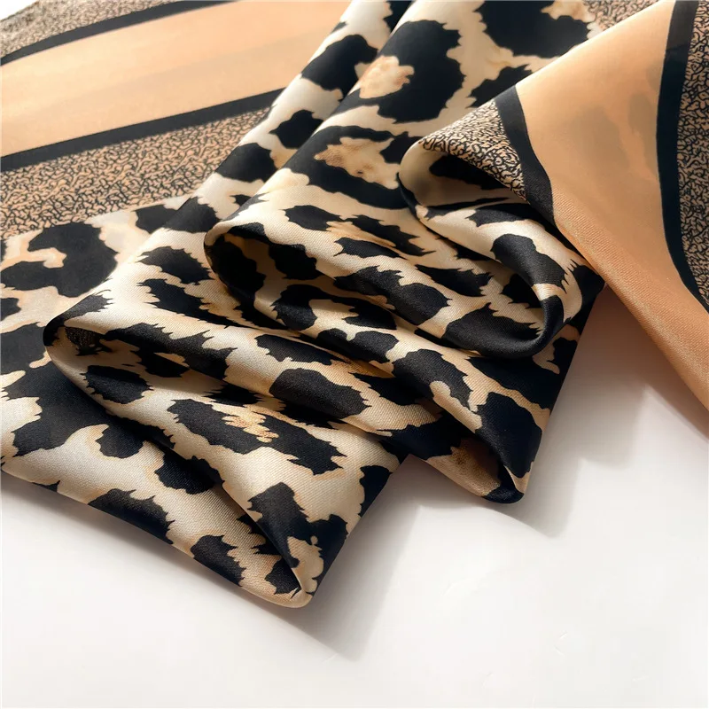 Modischer 70 * 70 cm Schal mit Leopardenmuster für Damen, Frühling/Sommer, weiche Satinränder, quadratisches Bandana, Sonnenschutzschals – Detail 3