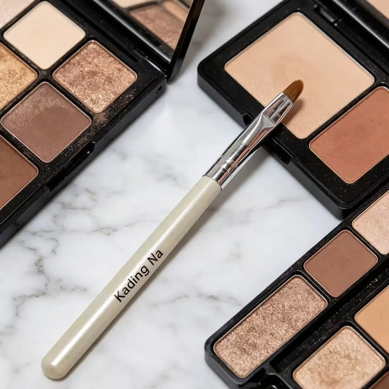 A single, flat-headed precision makeup brush, suitable for beginners for applying makeup and making subtle adjustments.