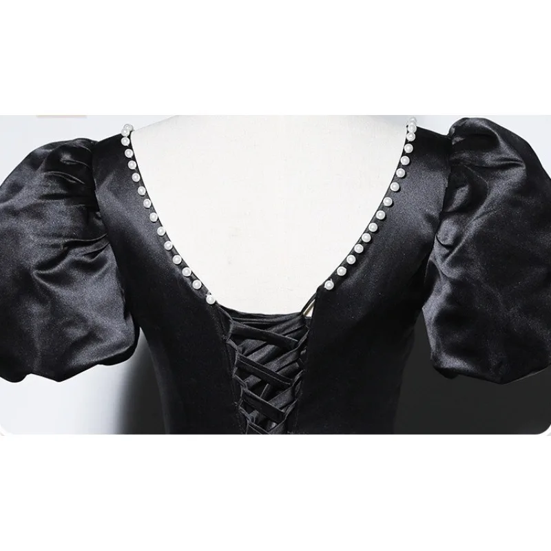 2025 Abito da sera in raso con scollo quadrato nero elegante da donna nuovo autunno 2025 Abito da banchetto dimagrante alla moda con grande pendente da socialite