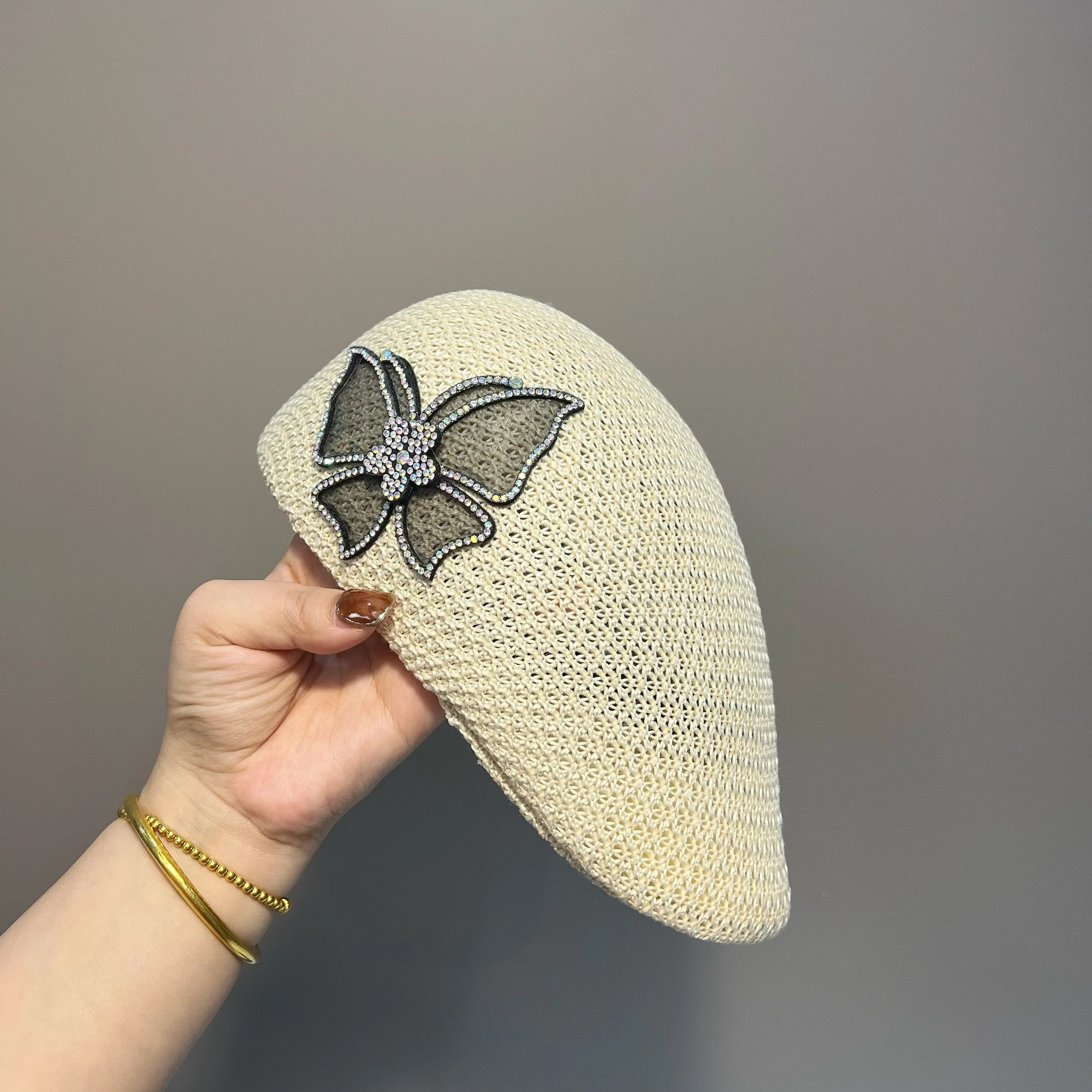 قبعة على شكل فيونكة أنيقة رائعة للأطفال للربيع والصيف متعددة الاستخدامات وعصرية بلون سادة على الأمام