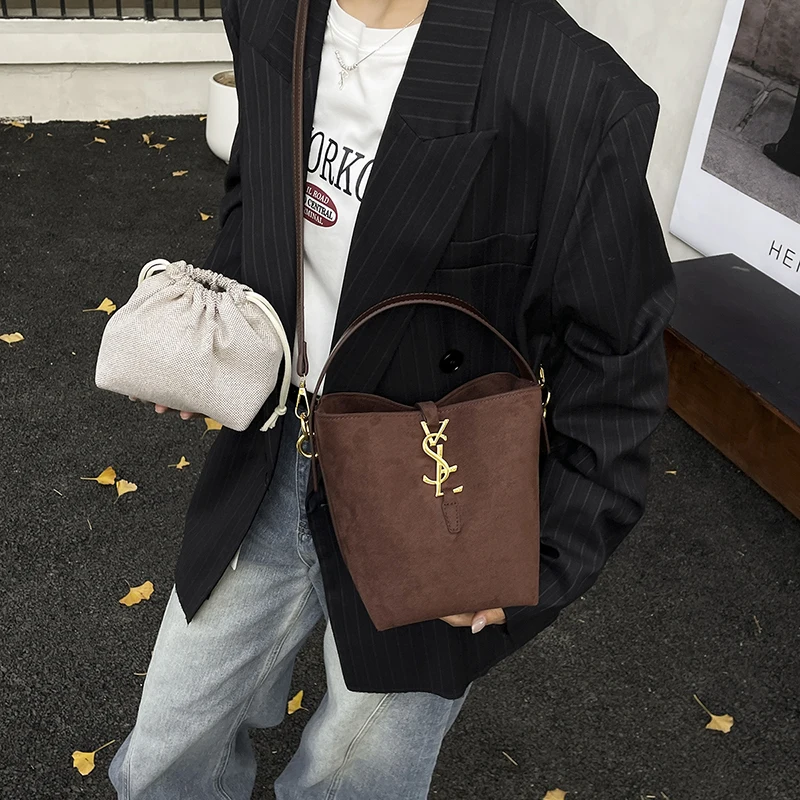 حقيبة دلو عصرية أوروبية وأمريكية 2025 حقيبة كتف كروس عصرية متعددة الاستخدامات ذات سعة كبيرة 1856BK