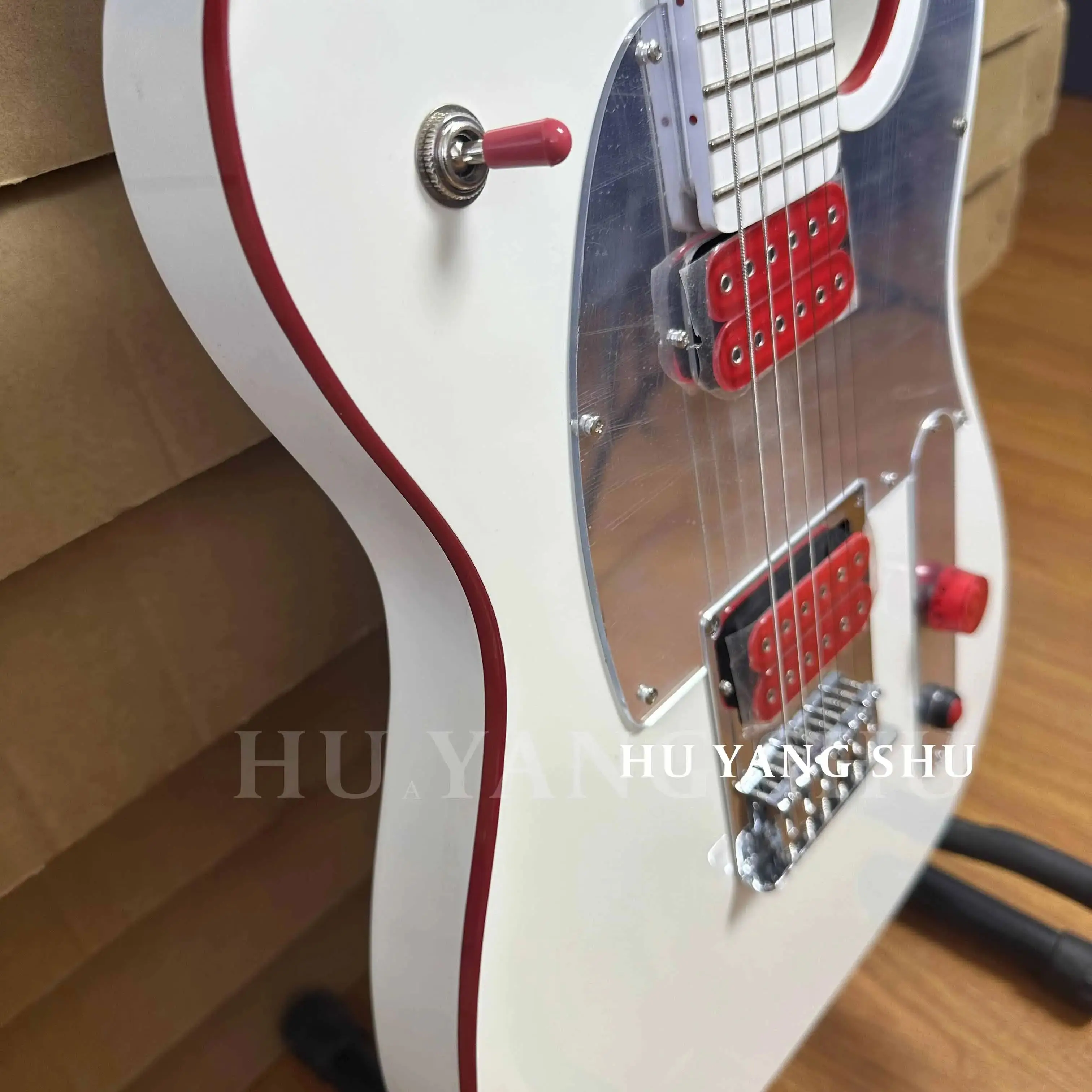 Benutzerdefinierte TL John 5 Signature Ghost E-Gitarre, weiße H-H-Tonabnehmer, roter Knopf, kostenloser Versand