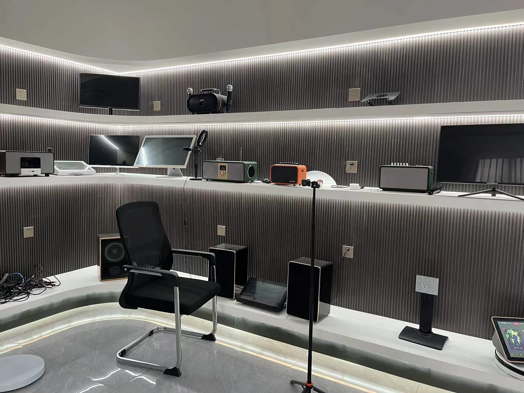 آلة كاريوكي احترافية 550 واط مكبر كهربائي 19.5 بوصة تعمل باللمس مشغل كاريوكي مع ميكروفون مجموعة كاملة