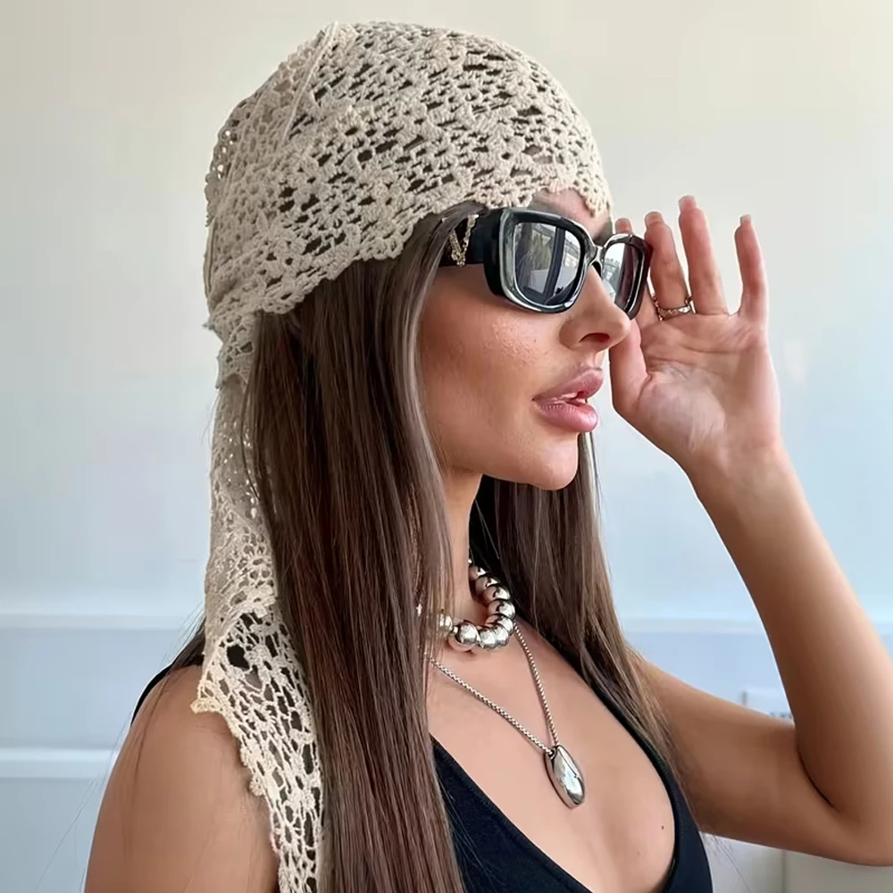 1 Piece of Women's Hollow-Out Crochet Triangle Headscarf, Vintage Lace Headband, Lightweight Bohemian Style Headwear, Suitable for Summer Vacation Street Photography