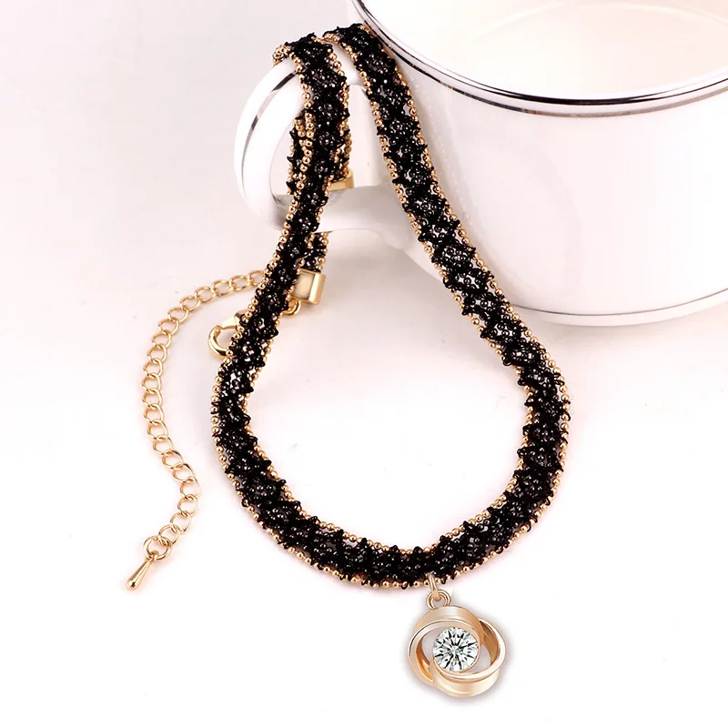 

A sexy double-ring zirconium lace tie and a short collarbone chain