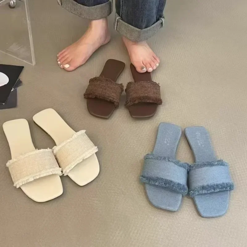 

Новые женские летние тапочки на плоской подошве с квадратной головкой, повседневные джинсовые сандалии в стиле ретро, женская уличная пляжная обувь 2025 г.