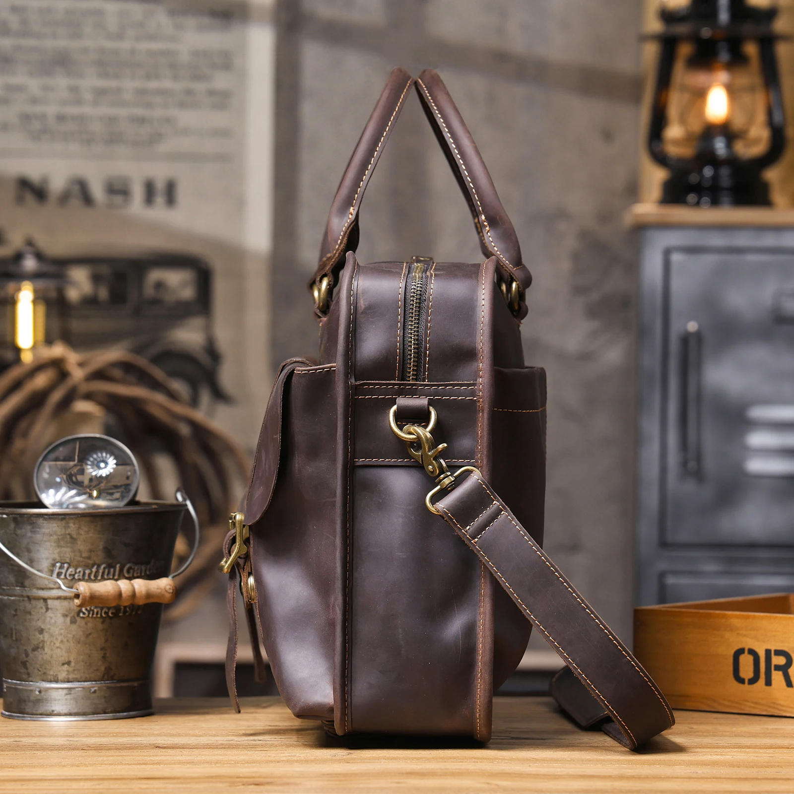 S.WORKER Klassische Aktentasche aus echtem Leder für 15"-Laptops für Herren | Handtasche aus Vollnarbenleder, Umhängetasche für Herren, Büro, Business – Detail 8