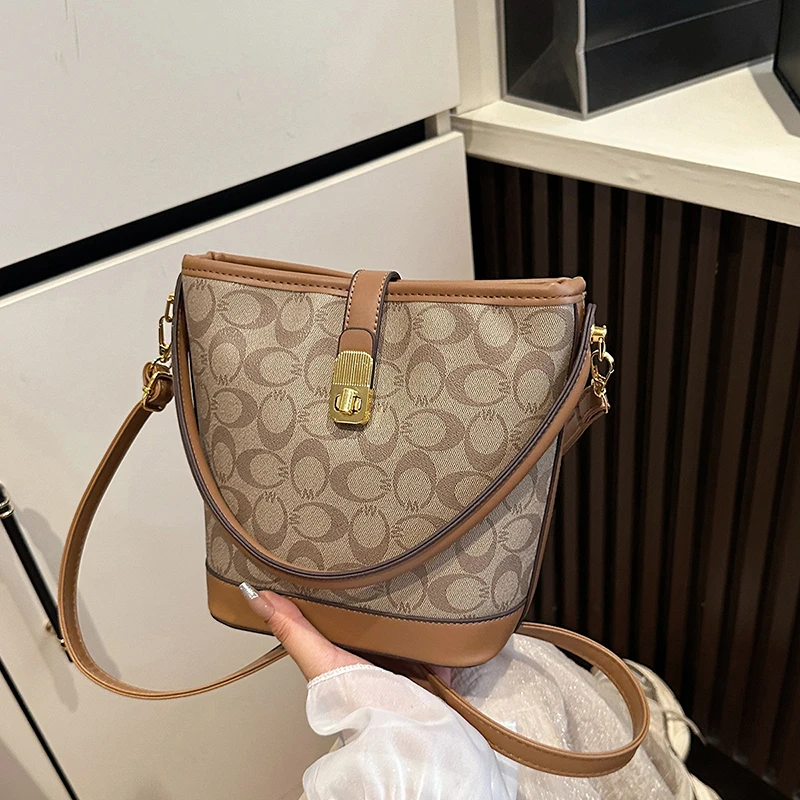

Luxury High-End Tote Bag For Casual Business Commute With Minimalist Vintage Style And Paris Designer Logo