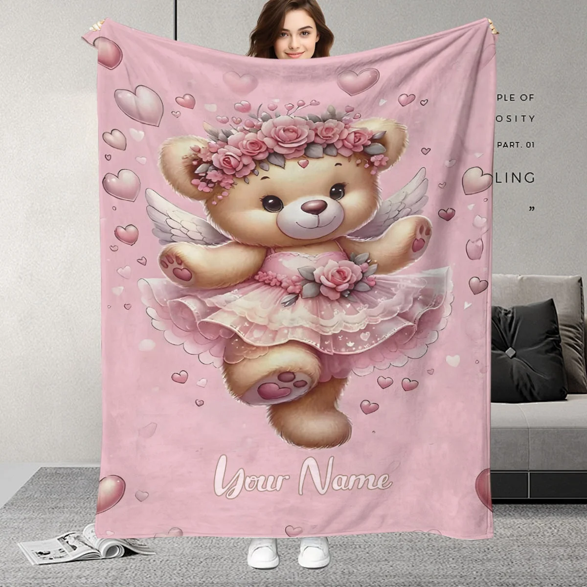 Bär mit individuellem Namen und Flügel- und Blumendecke, bezaubernder rosa Bär zum Tanzen in verträumter Szene, herzerwärmendes Geburtstagsgeschenk mit Roman