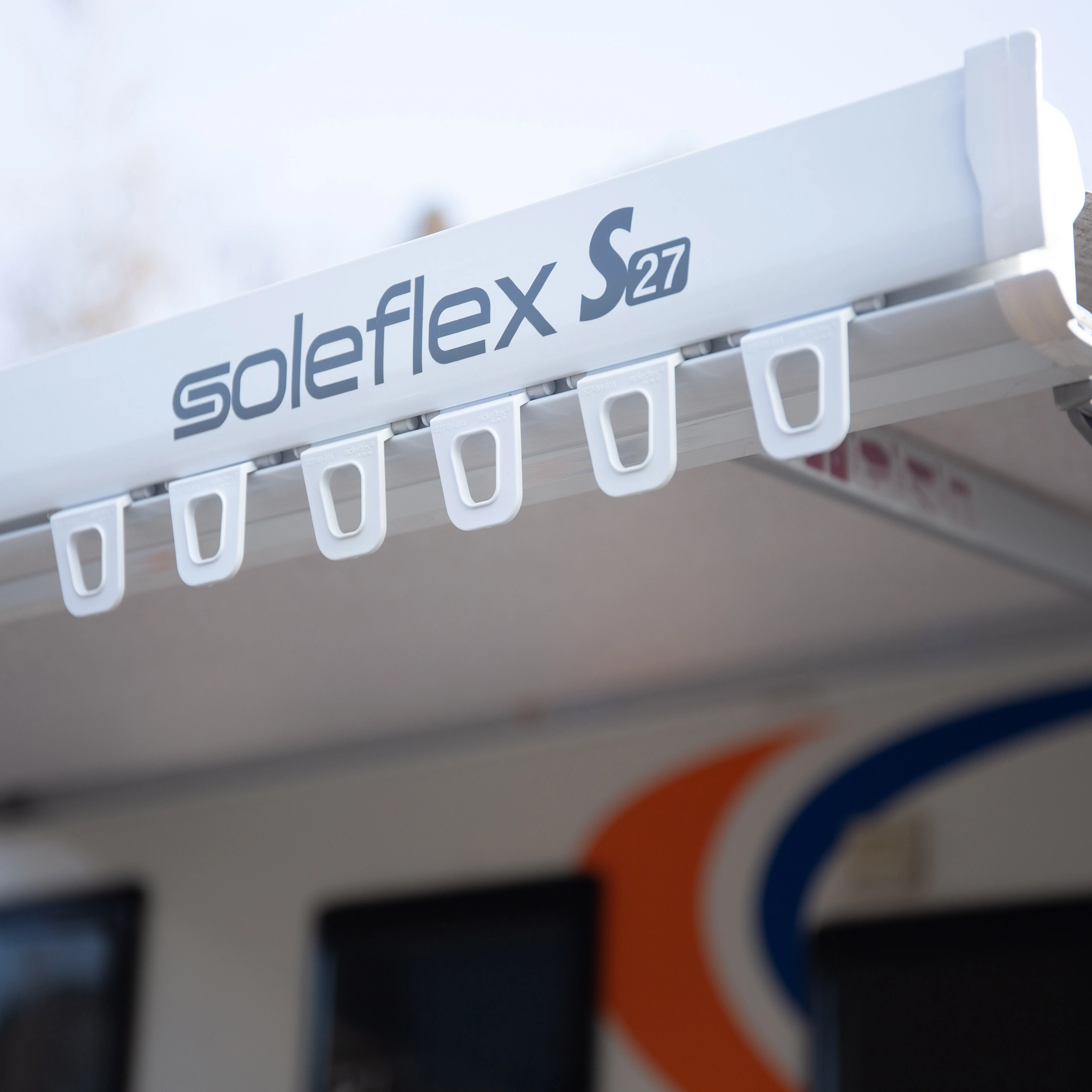 S27 The RV Awning Features Dual Manual Or Electric Operation Modes With Integrated LED Lighting
