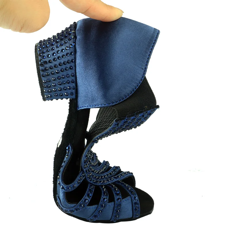 Wedopus Suola in pelle scamosciata Raso blu scuro Scarpe da ballo latino da donna Pietre Tacco quadrato 3,5 cm Pratica danza Tacchi bassi Peep Toe