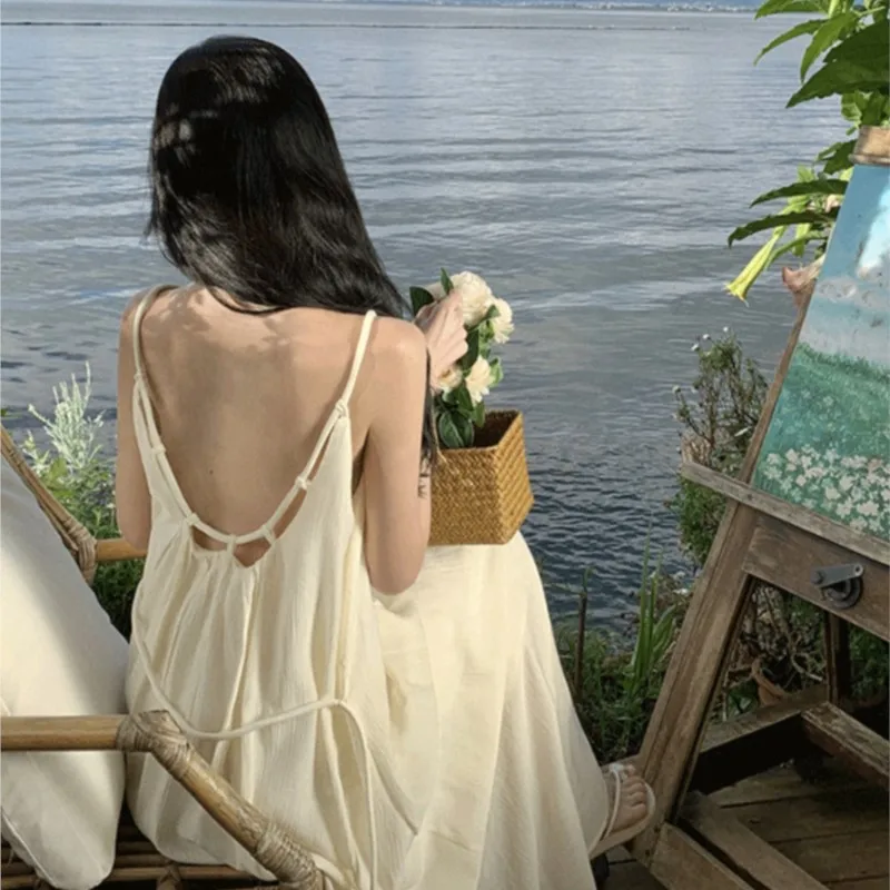 

Женское белое платье на бретельках с открытой спиной для отдыха на море