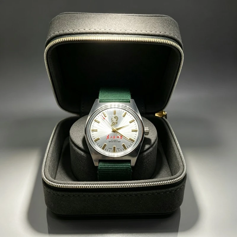 Montre ancienne à diamants de fabrication nationale au service du peuple, mouvement mécanique pur 7120 à remontage manuel, système à 19 diamants.