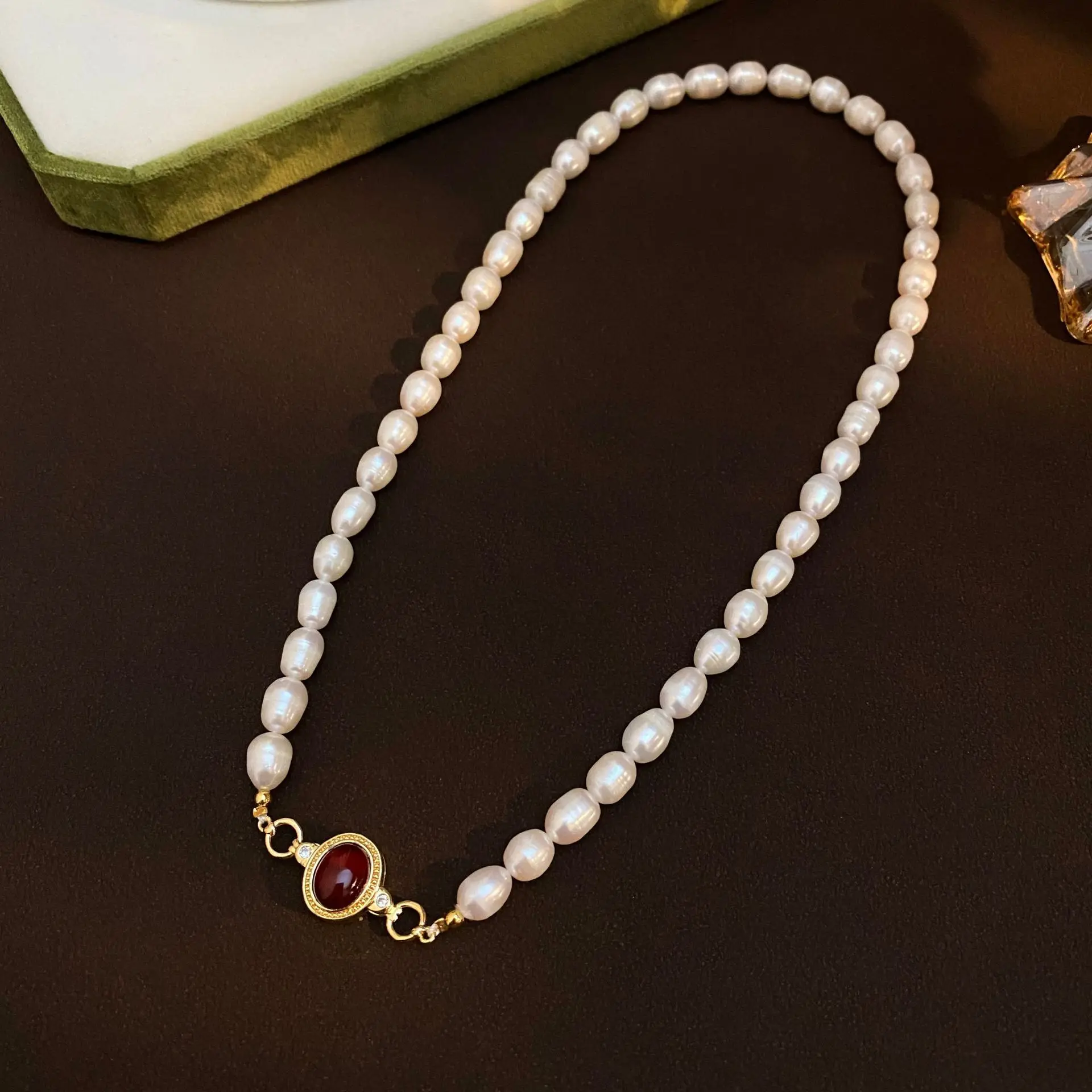 

Горячая распродажа: Модное ожерелье из красного агата и натурального пресноводного жемчуга с позолотой 14K, короткая цепочка для женщин, подарок по акции, не тускнеет