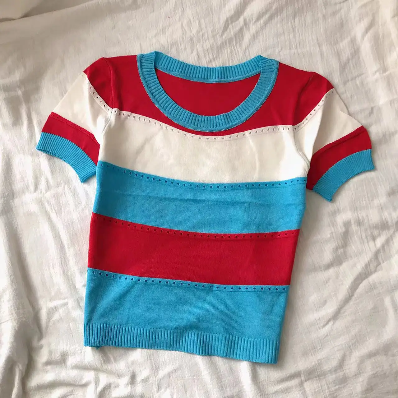 เสื้อสเวตเตอร์คอวีแขนสั้นลายทางสีรุ้งแบบโปร่ง รุ่นใหม่ปี 2026 เสื้อถักอเนกประสงค์สำหรับฤดูใบไม้ผลิและเสื้อผ้าผู้หญิง