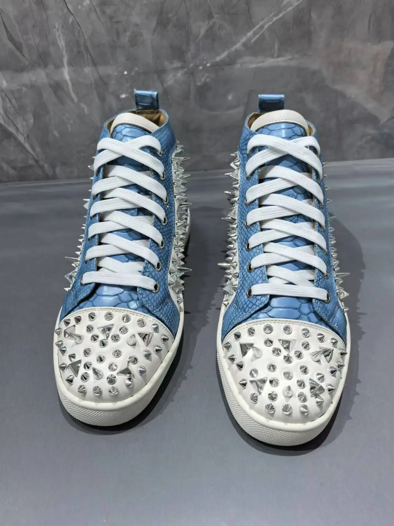 

2025 Spring New Blue Snake Pattern Couple High Top Flat Round Toe Tie Rivet Decoration Casual Sports Shoes Women Single Shoes